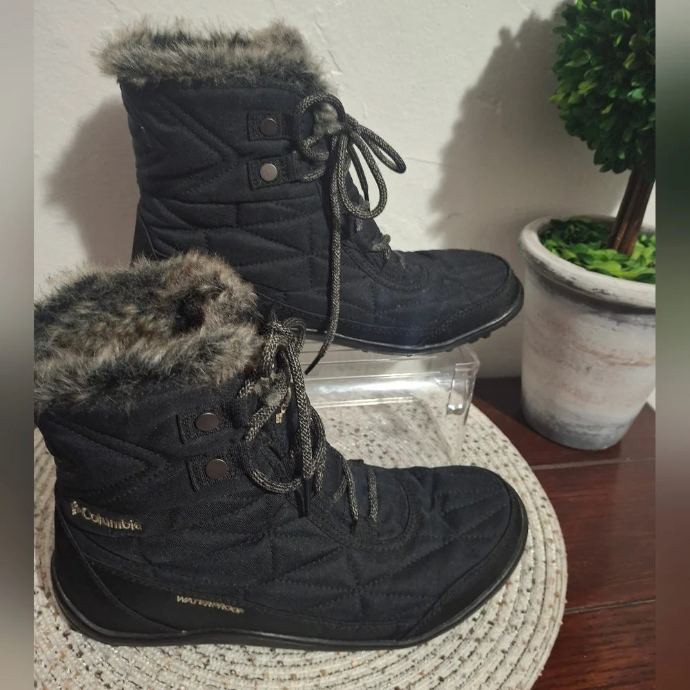 Columbia Black Quilted Winter Boots with Faux Fur Size 9.